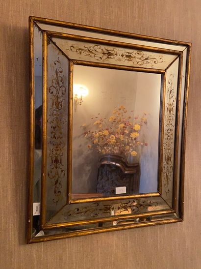 null Miroir en verre églomisé 

XXème siècle 

70 x 60 cm 

(vendu en l'état)