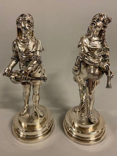null 
Paire de statuettes en bronze argenté représentant un couple de musiciens




Signé...