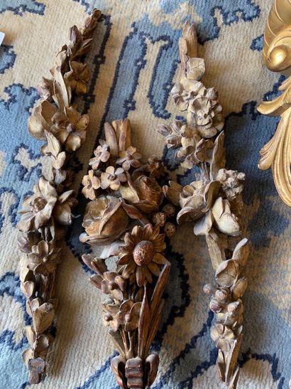 null Set of 8 gilded wooden elements including: saddle, bunch of flowers, cherub...