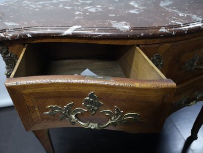 null Commode en bois et placage de bois, de style Louis XV

89 x 124 x 68 cm 

(fentes,...