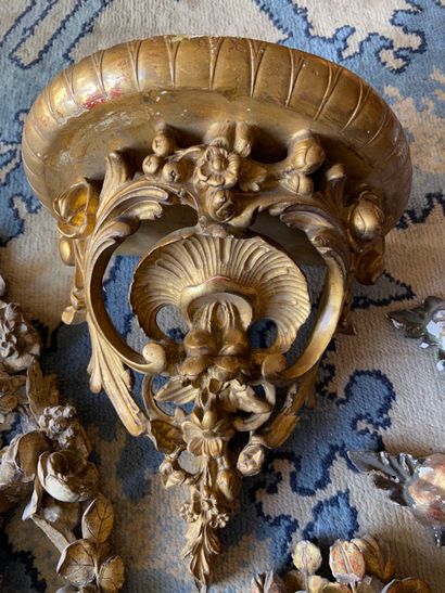 null Set of 8 gilded wooden elements including: saddle, bunch of flowers, cherub...