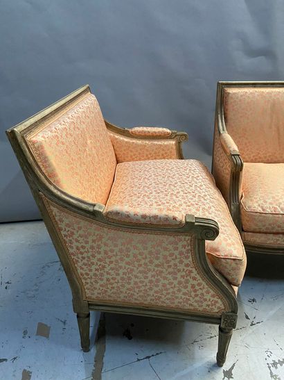 null Pair of Louis XVI style canopies, salmon color trim

84 x 90 x 53 cm 

(sold...