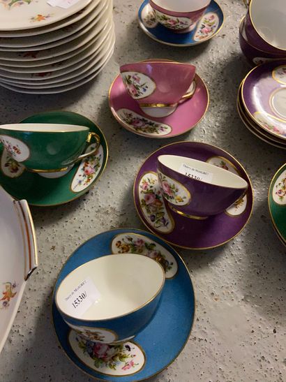 null Porcelain service including 11 tea cups and 10 saucers. 

A dish and 11 dessert...