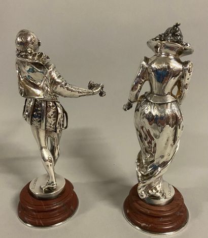 null 
Paire de statuettes en bronze argenté représentant un couple en habit Renaissance....