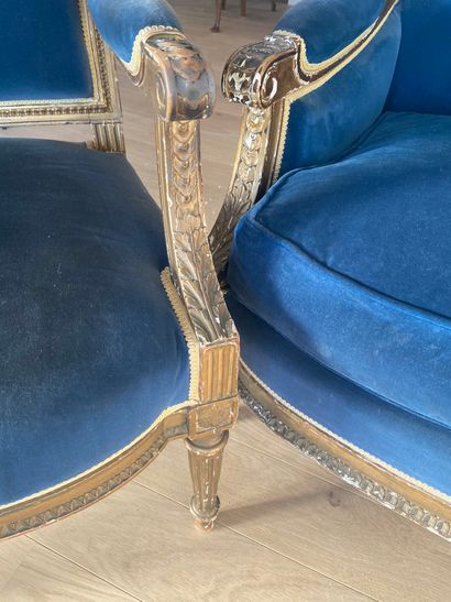 null Partie de salon comprenant un canapé et deux fauteuils style Louis XVI en bois...