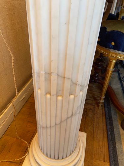 null Column in white veined marble 

Louis XVI style

103 x 24 cm 

(cracks, restorations,...
