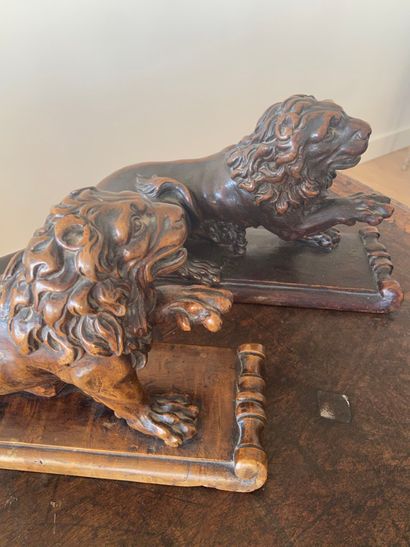 null Deux serres livres représentant un lion en bois sculpté 

29 x 11 x 20 cm

(vendu...