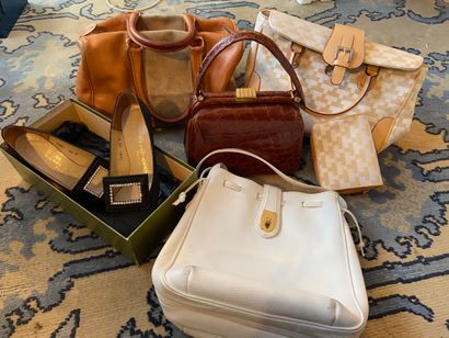 null Lot of vintage bags including 

one Dior bag (average condition), one Lancel...