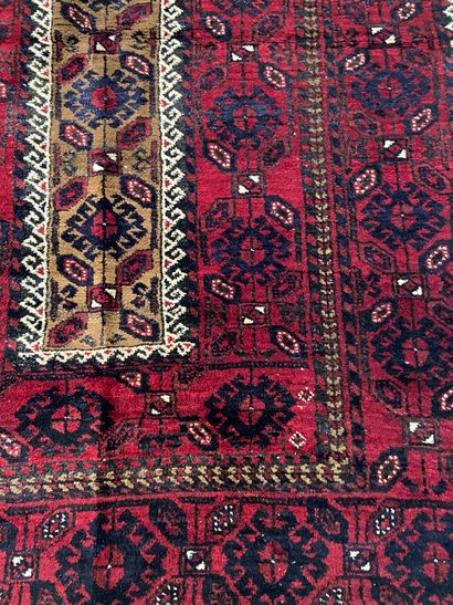 null Deux tapis fond rouge 

158 x 114 cm 

182 x 113 cm 

(usures, salissures, vendu...