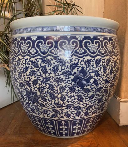 null Large Chinese porcelain aquarium with floral decoration 

Around 1800

diam...