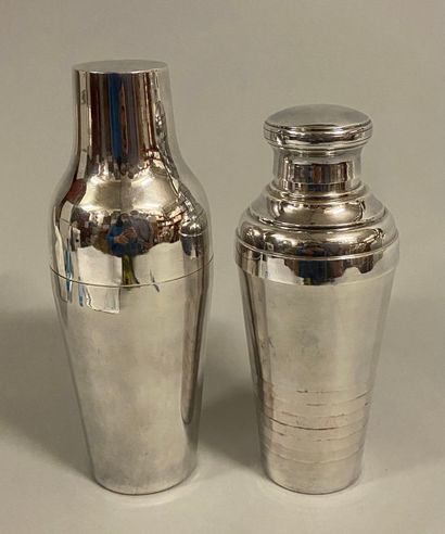 null 
2 Shakers en métal argenté 




H : 22 et 24 cm 




(vendu en l'état)
