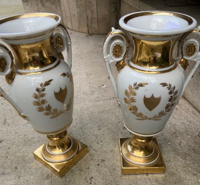 null Lot including a pair of porcelain vases from Paris, 2nd half of the 19th century....