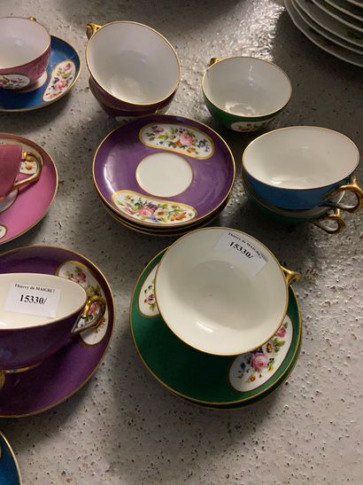 null Porcelain service including 11 tea cups and 10 saucers. 

A dish and 11 dessert...