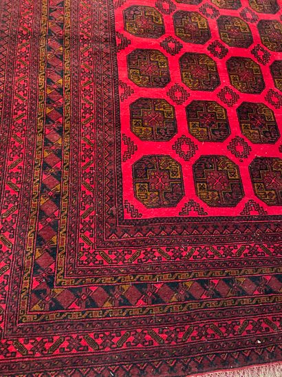 null Grand tapis fond rouge à décor de médaillons géométriques

297 x 197 cm

(vendu...