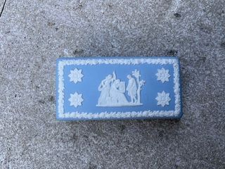 null Little box in the taste of Wedgwood

9 x 4.5 x 3 cm 

(sold as is)