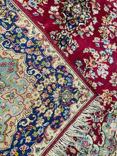 null Ensemble de deux tapis, l'un à décor floral sur fond rouge et l'autre à décor...