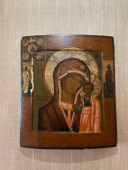 null Icone russe 

Vierge à l'enfant encadrée par deux anges 

XIXème siècle 

(éclats)...