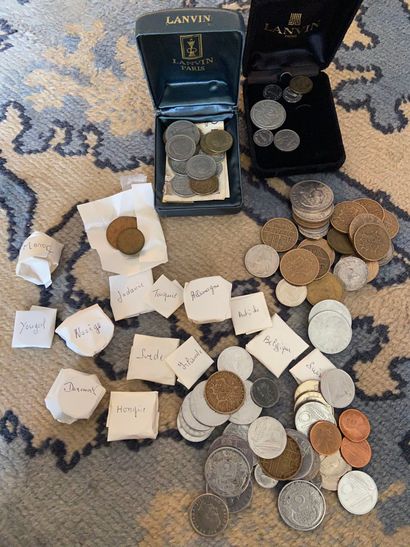 null Lot de pièces diverses dont, francs, livres, pessetas, Belgique, Maroc, Norvège,...