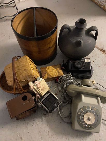 null set of trinkets including camera, vase, telephone...

(sold as is)