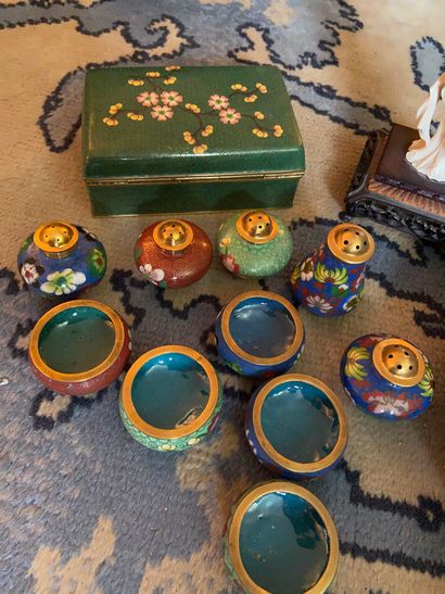 null Batch of various Asian objects including 

cup imitation malachite (22,5cm),...