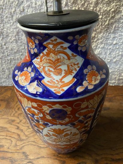 null Vase imari en porcelaine monté en lampe

H du vase : 32,5 cm 

(vendu en l'...