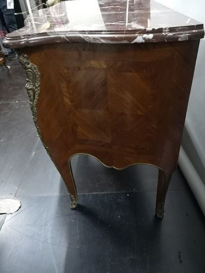 null Commode en bois et placage de bois, de style Louis XV

89 x 124 x 68 cm 

(fentes,...