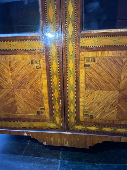 null Vitrine en bois et placage de bois ouvrant à deux portes, style Louis XVI 

(accidents,...