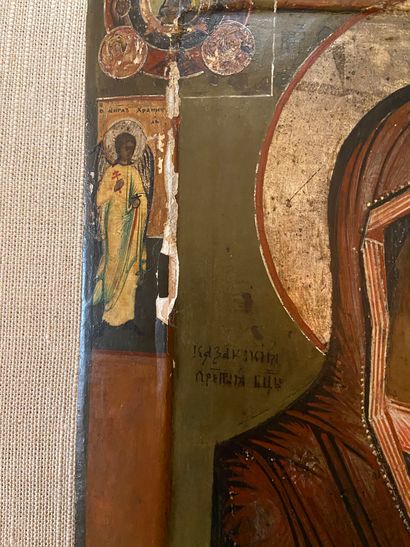 null Icone russe 

Vierge à l'enfant encadrée par deux anges 

XIXème siècle 

(éclats)...