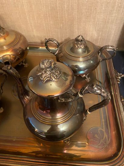 null Service à thé café en métal argenté quatre pièces et plateau.

Plateau : 40,5...