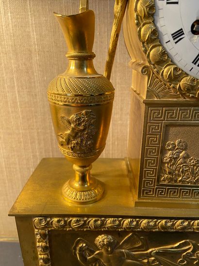 null Pendule en bronze doré à décor de vestale et d'aiguière fleurie 

Milieu XIXème...