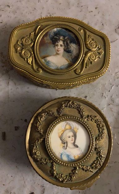 null Deux boites en bronze et miniatures vers 1900

10 x 7 cm et 8 cm de diamètre

(vendu...