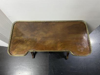 null Table in wood and veneer of kidney-shaped wood, resting on a lyre base joined...