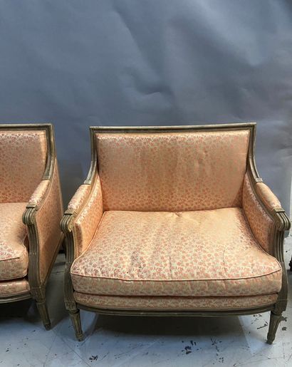 null Pair of Louis XVI style canopies, salmon color trim

84 x 90 x 53 cm 

(sold...