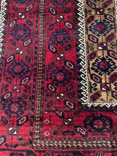 null Deux tapis fond rouge 

158 x 114 cm 

182 x 113 cm 

(usures, salissures, vendu...