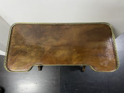 null Table in wood and veneer of kidney-shaped wood, resting on a lyre base joined...