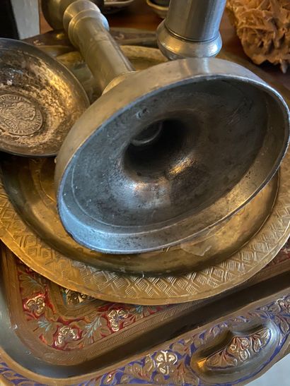 null Strong batch of metal, copper, bronze, pewter including trays (the largest 33.5cm),...
