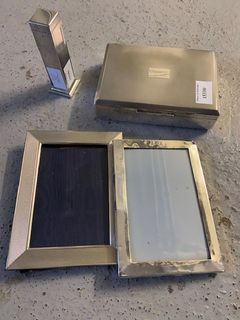 null Silver plated metal set including a frame, a box and a lighter. 

A silver frame...