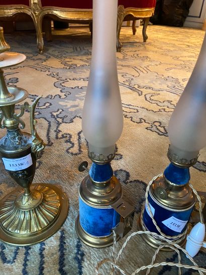 null Lot de deux paires de lampes : 

- paire de lampes garnis de velours bleu (H...