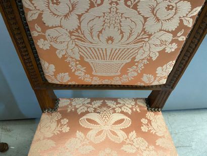 null Suite de quatre chaises style Louis XVI, garniture à décor de fleurettes couleur...