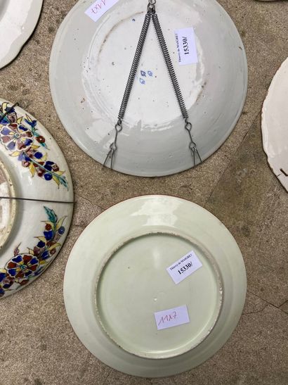 null Lot de faïences et porcelaines comprenant 7 assiettes à décor polychrome feuillagés,...