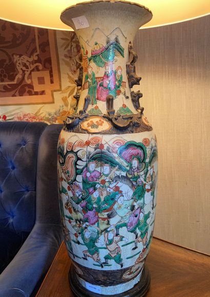 null Grand vase Nankin à décor de personnages 

Haut, : 60 cm 

Haut. avec socle...