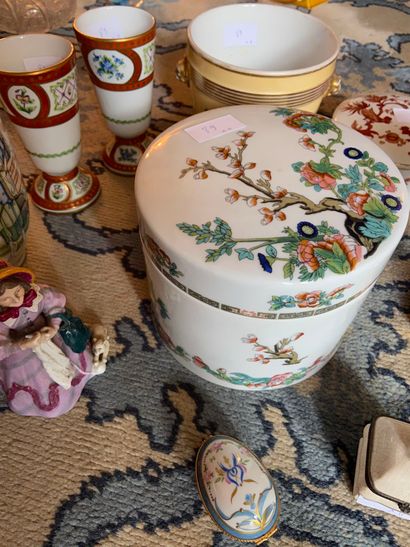 null Batch of various porcelain including : 

Medicis vase, ovoid vase, pot hiding...