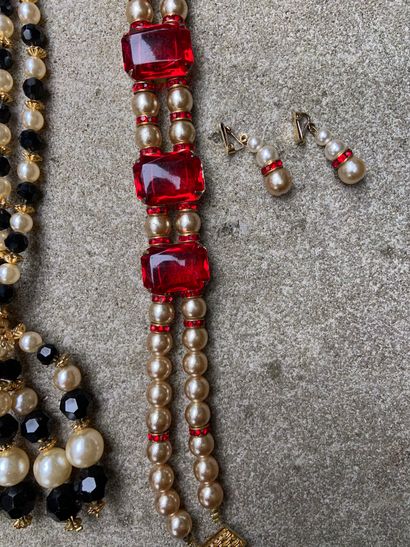 null Deux parures collier- boucles d'oreille, pierres rouges et pierres noires

(vendu...