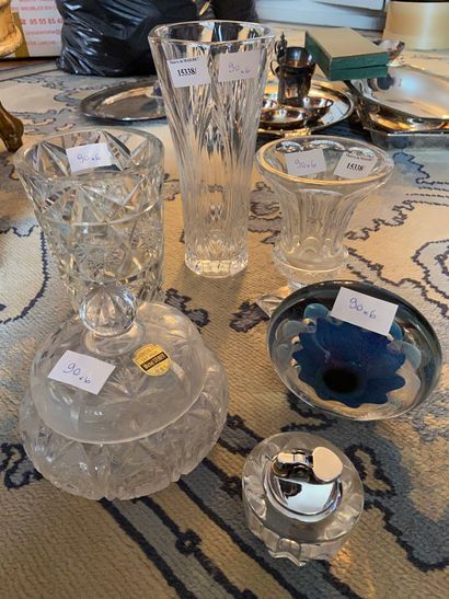 null Lot of glassware including 

two vases, a lighter, a vase on pedestal, a paperweight...