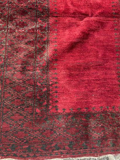 null Deux tapis fond rouge 

158 x 114 cm 

182 x 113 cm 

(usures, salissures, vendu...