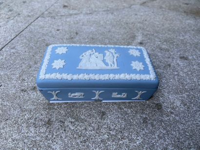 null Petite boite dans le goût de Wedgwood

9 x 4,5 x 3 cm 

(vendu en l'état)