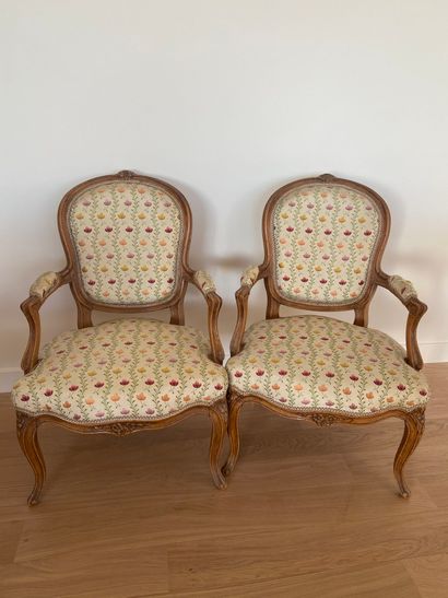null Paire de fauteuils en bois naturel à décor de fleurettes de style Louis XV,...