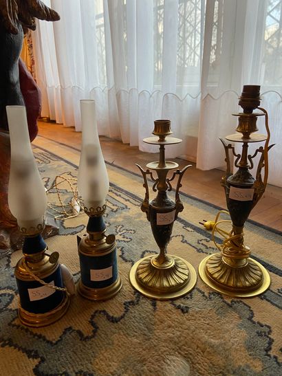 null Set of two pairs of lamps : 

- pair of lamps lined with blue velvet (H: 32...