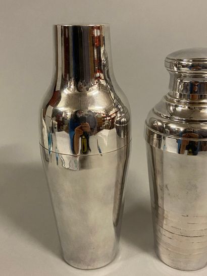 null 
2 Silver metal shakers 




H: 22 and 24 cm 




(sold as is)
