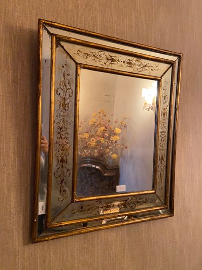 null Miroir en verre églomisé 

XXème siècle 

70 x 60 cm 

(vendu en l'état)